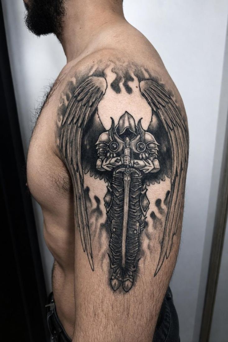 Tatuagem blackwork de anjo com espada