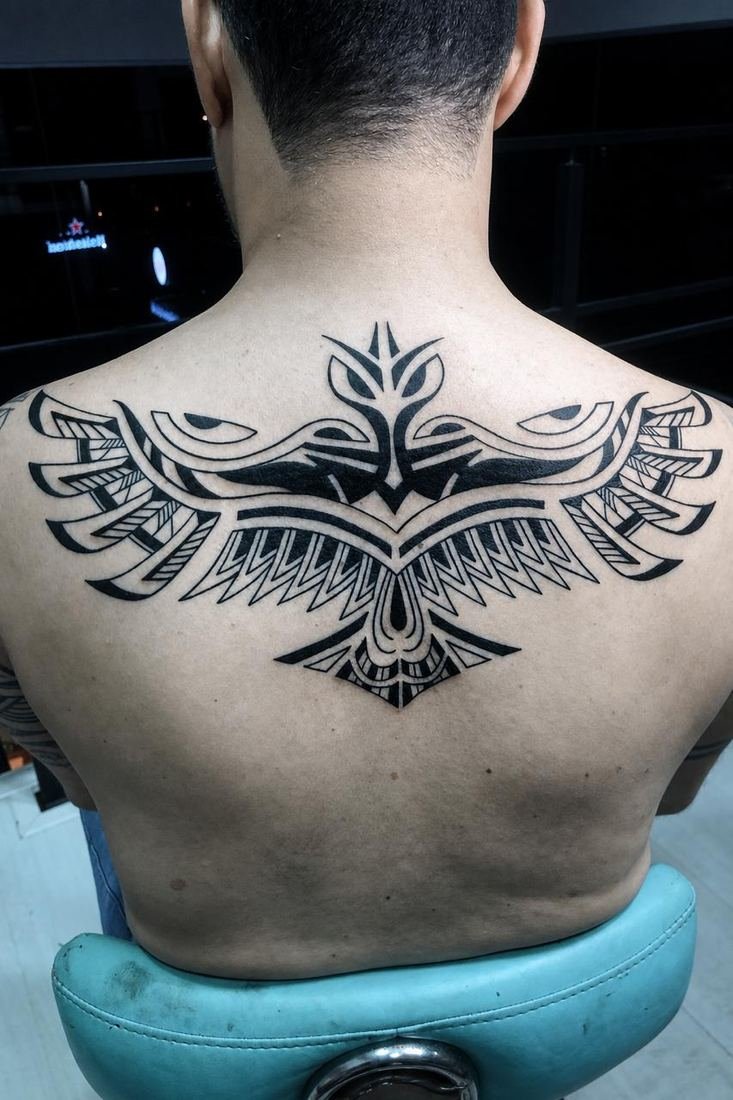 Tatuagem blackwork geométrica de águia nas costas