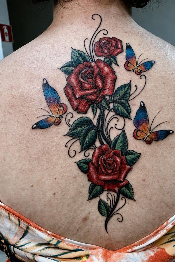 Tatuagem old school de rosas e borboletas