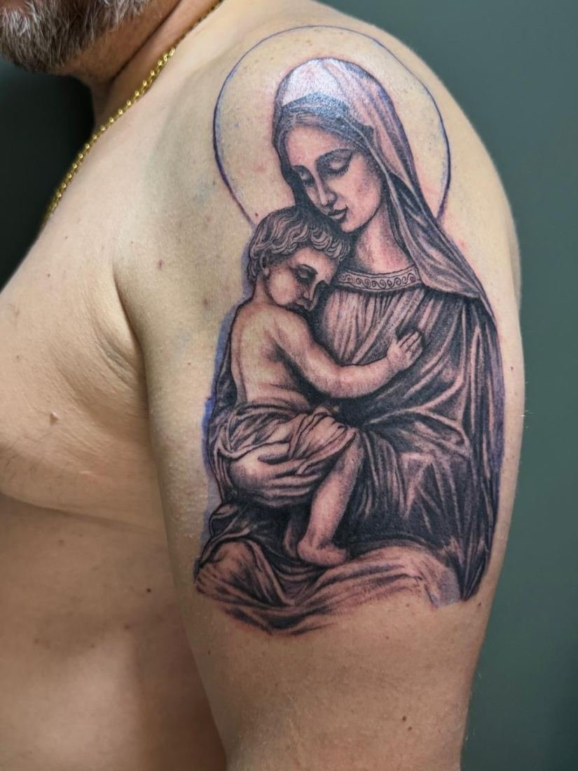 Tatuagem religiosa de Nossa Senhora com o menino Jesus