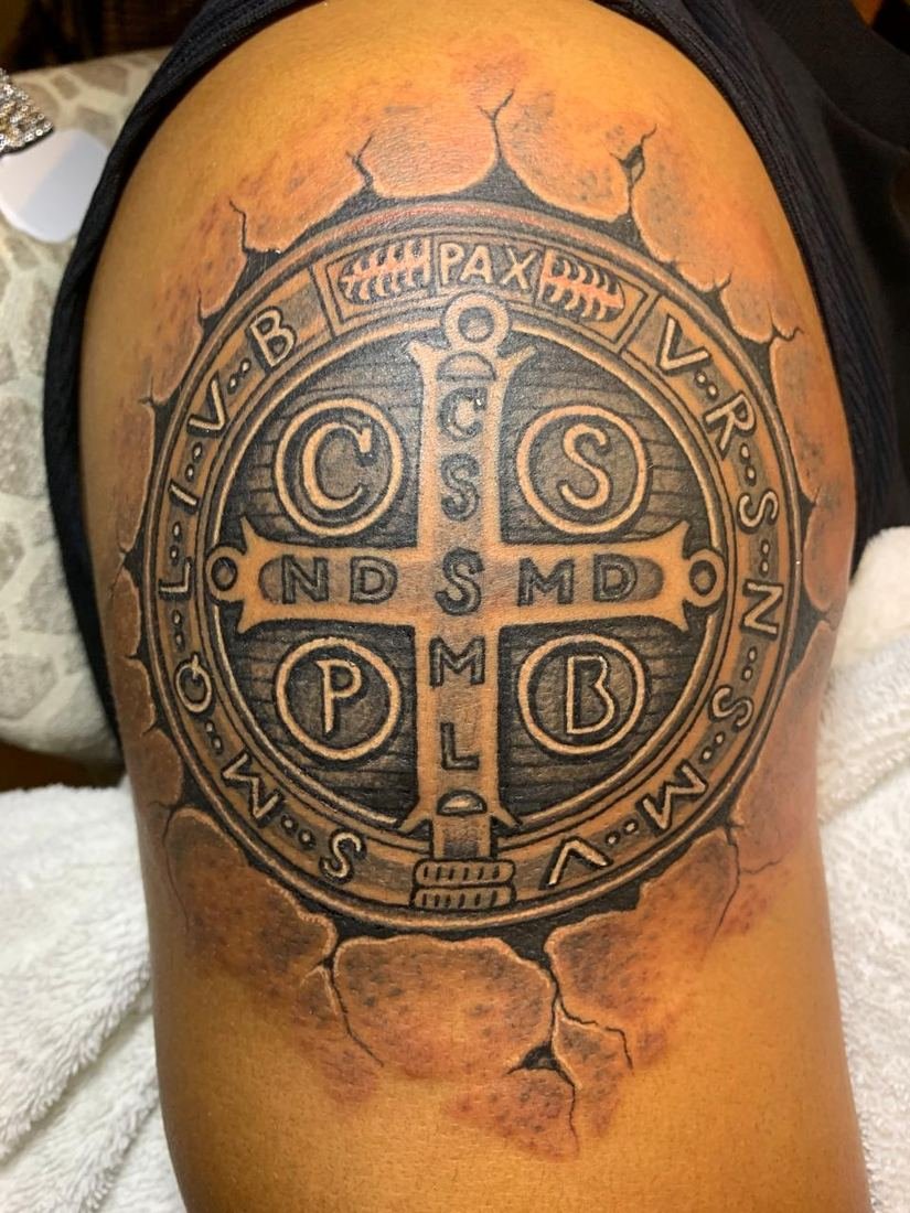 Tatuagem religiosa da medalha de São Bento