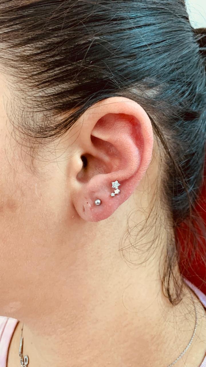 Trabalho de piercing do estúdio Paulinho Tattoo
