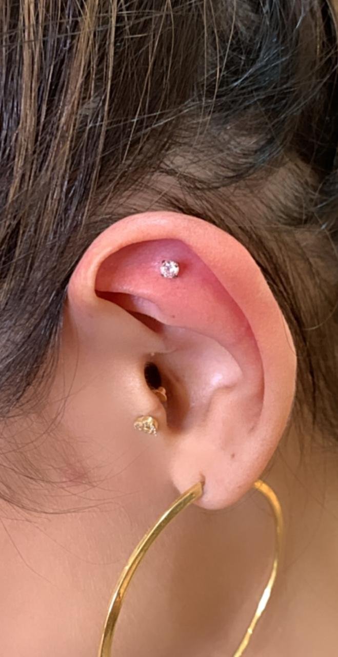 Trabalho de piercing do estúdio Paulinho Tattoo
