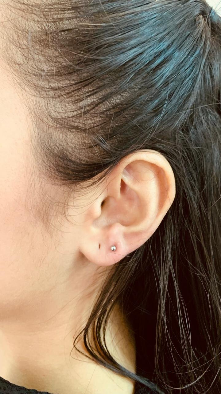 Trabalho de piercing do estúdio Paulinho Tattoo