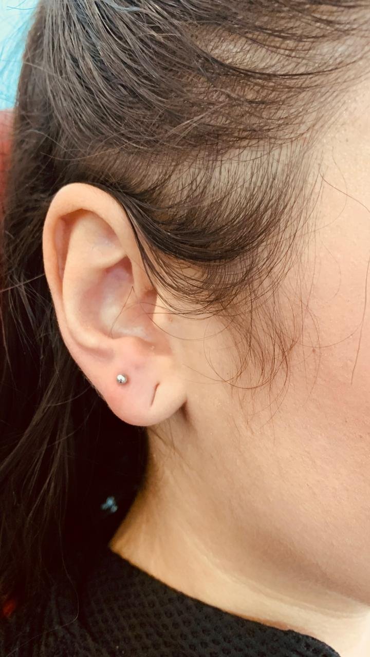 Trabalho de piercing do estúdio Paulinho Tattoo