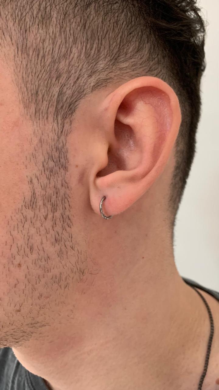Trabalho de piercing do estúdio Paulinho Tattoo