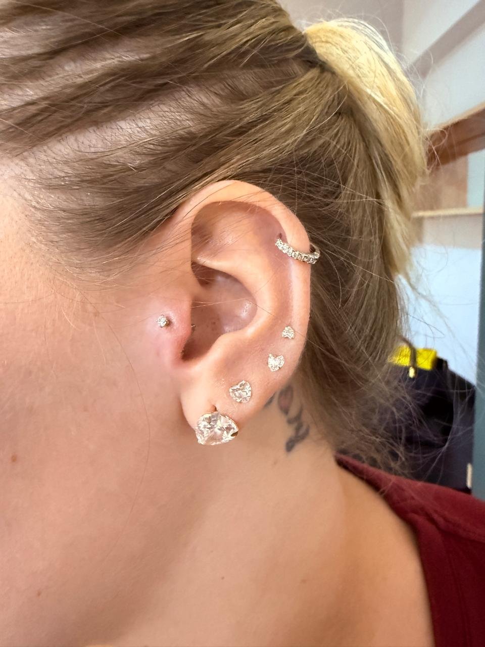 Trabalho de piercing do estúdio Paulinho Tattoo