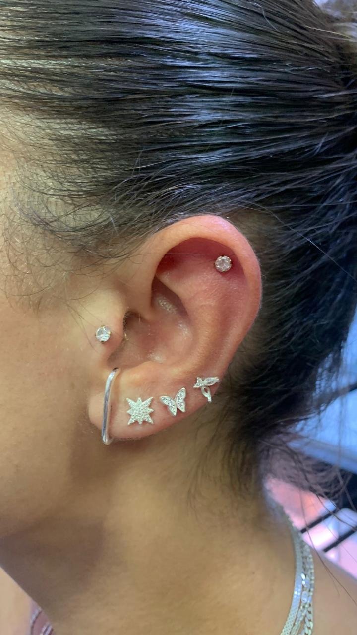 Trabalho de piercing do estúdio Paulinho Tattoo