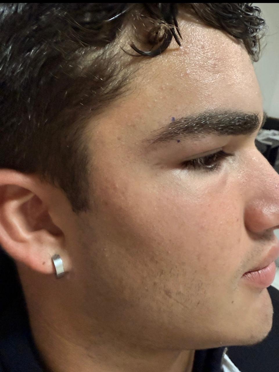 Trabalho de piercing do estúdio Paulinho Tattoo