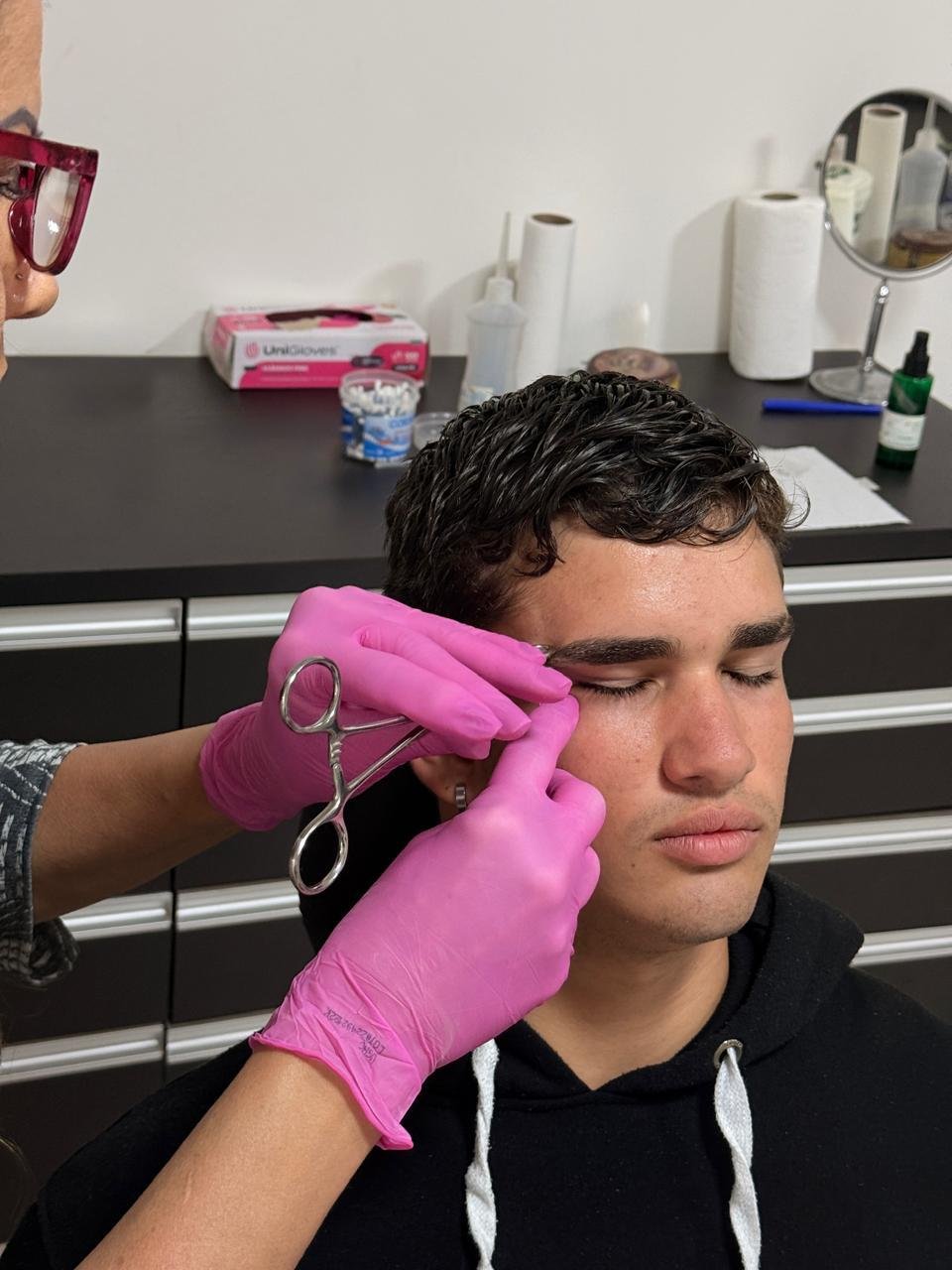 Procedimento de piercing sendo realizado no estúdio