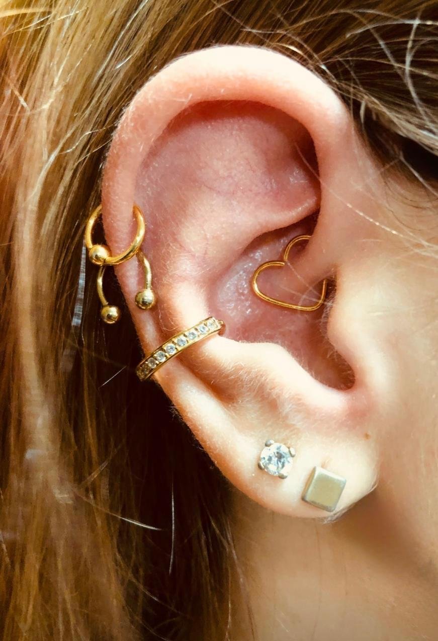 Trabalho de piercing do estúdio Paulinho Tattoo
