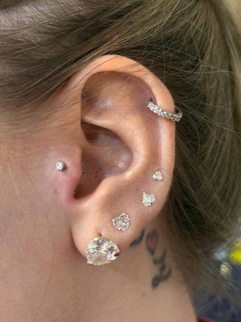 Trabalho de piercing do estúdio Paulinho Tattoo