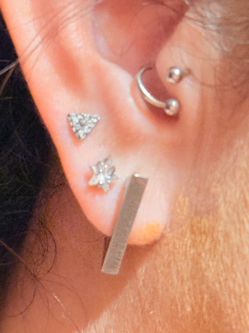 Trabalho de piercing do estúdio Paulinho Tattoo