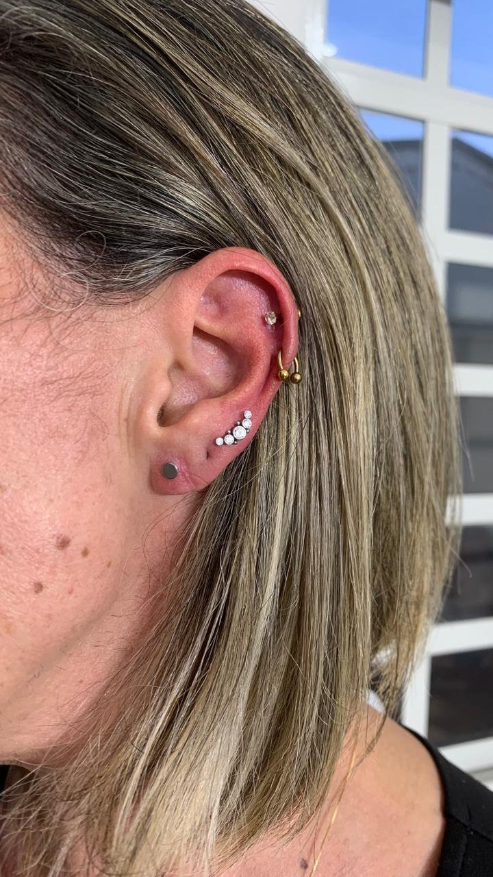 Trabalho de piercing do estúdio Paulinho Tattoo