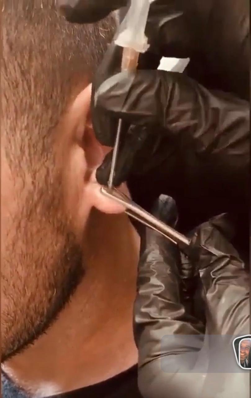 Trabalho de piercing do estúdio Paulinho Tattoo