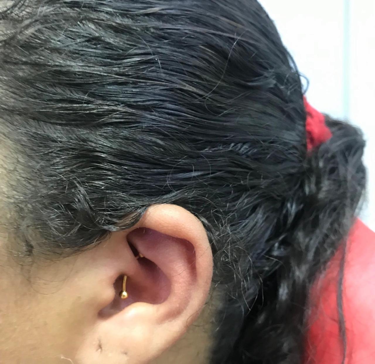 Trabalho de piercing do estúdio Paulinho Tattoo