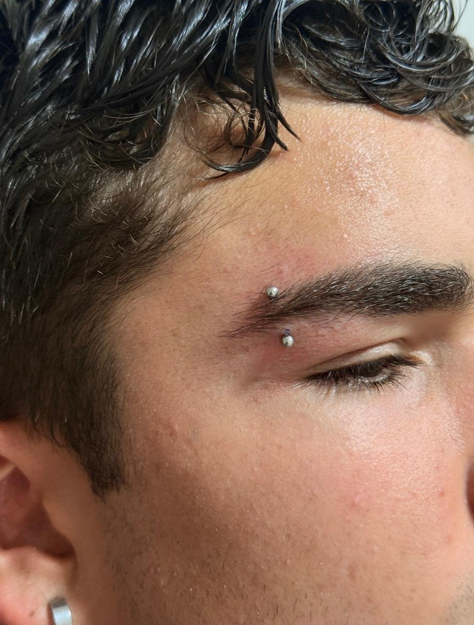 Trabalho de piercing do estúdio Paulinho Tattoo