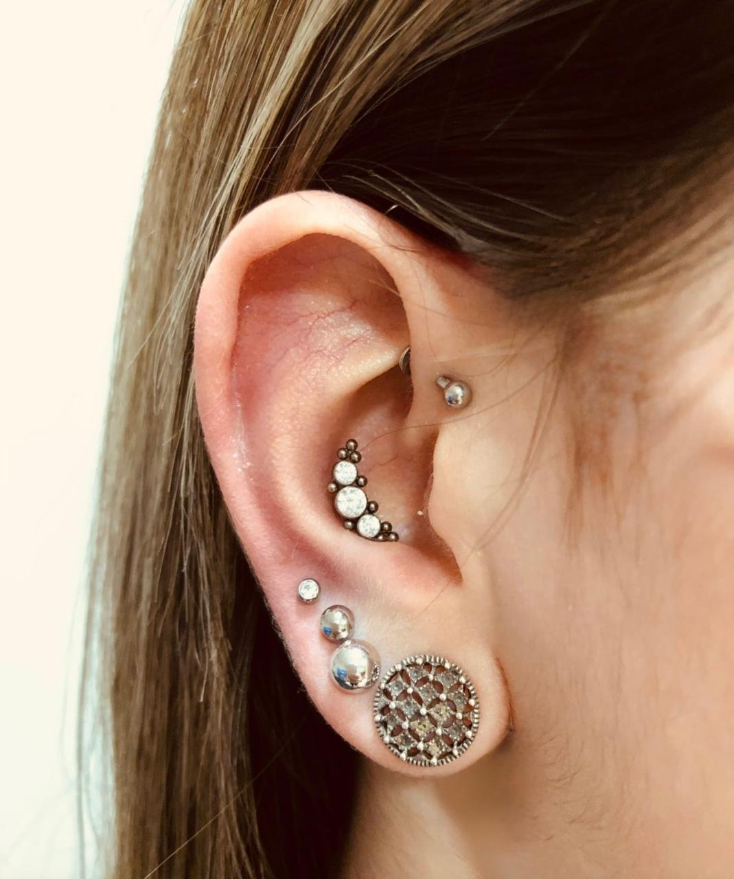 Trabalho de piercing do estúdio Paulinho Tattoo
