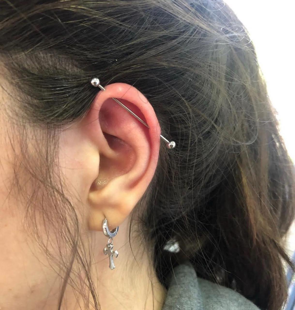 Trabalho de piercing do estúdio Paulinho Tattoo