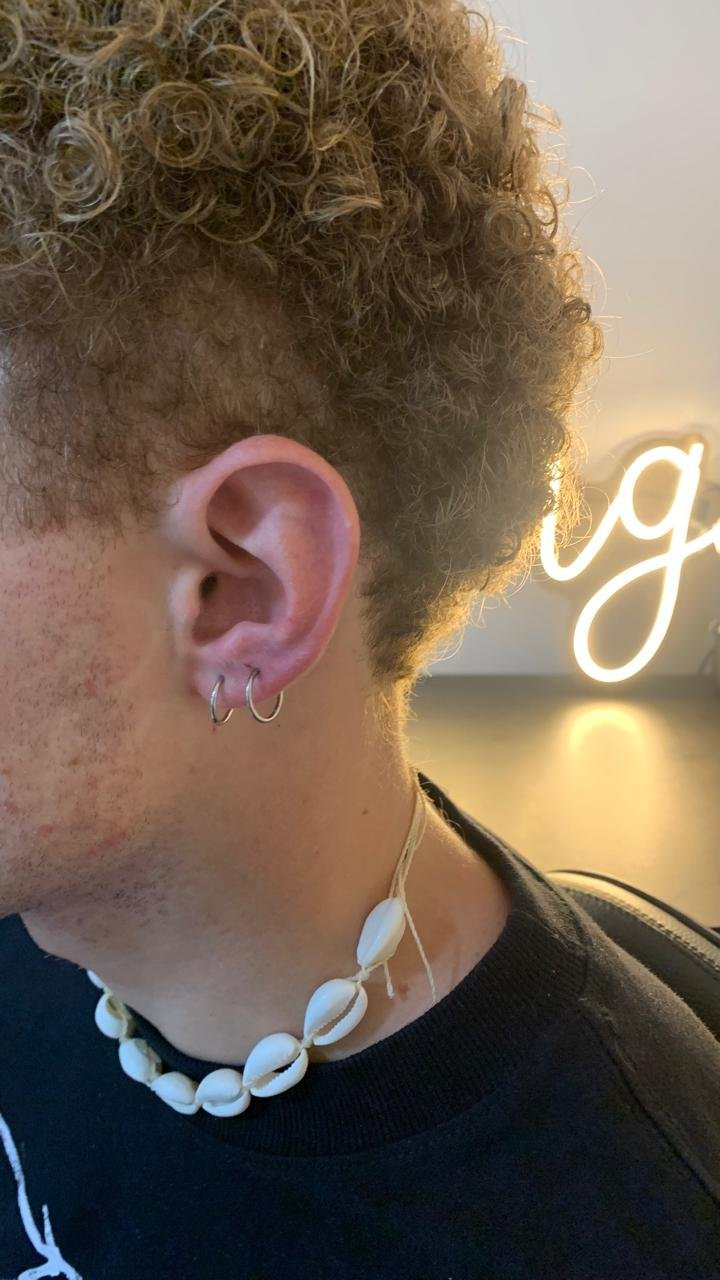 Trabalho de piercing do estúdio Paulinho Tattoo