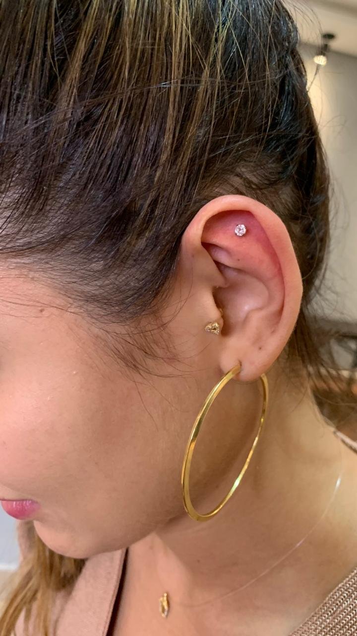 Trabalho de piercing do estúdio Paulinho Tattoo